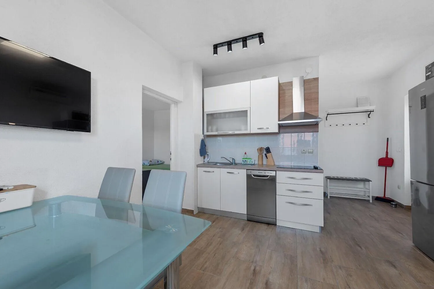 Apartment Uga2 Mandre 0*,