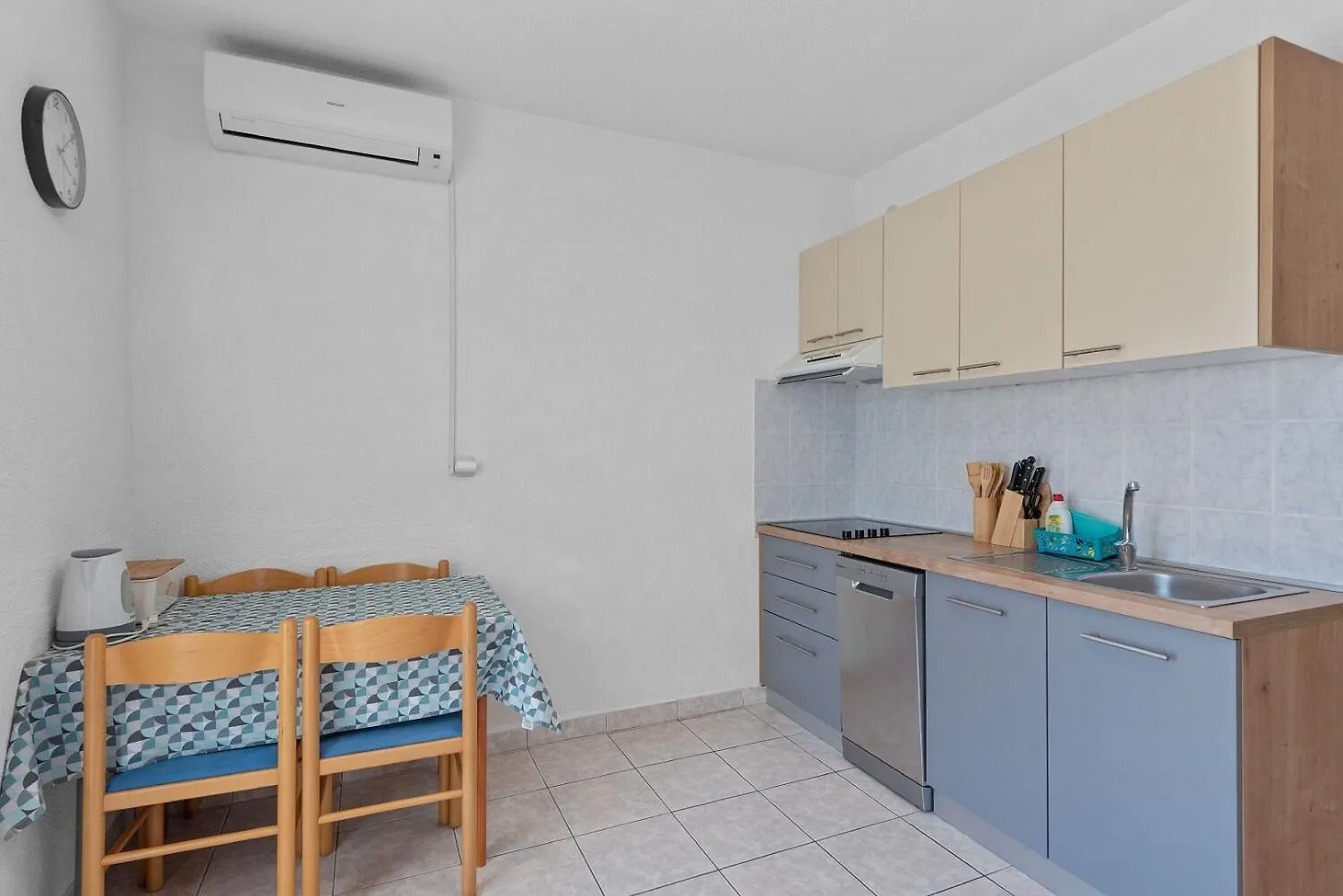 Apartment Uga2 Mandre 0*,